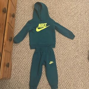 Nike Hoodie Sweatshirt and Sweatpants Outfit Size 2T